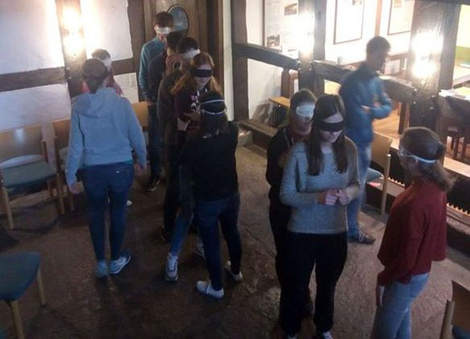 Ein Blick in den Leiterkurs der KLJB in Hoinkhausen "Aufgabe der Teilnehmer: Blind und stumm sortieren".