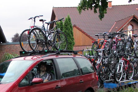 Der vollbeladene Fahrradanhänger und das Zugfahrzueug.