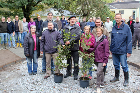 Von unserem Vorstand überreichten Astrid Wigge und Ralph Güthoff am 8.10. 2011 an die Verantwortlichen im Wohnheim St. Marien sowie Winfried Kurte u. Raimond Leiwen von der Schloß-Kompanie die Spende und 2. Hainbuchen für den Gedächtnisgarten.